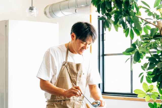 料理をする男性